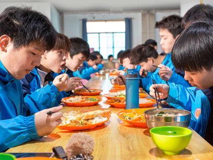 王益学生用餐