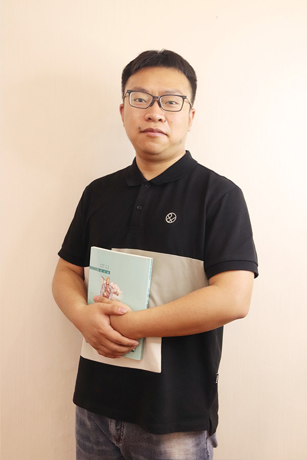 王益杨斌 本科学历，毕业于西安航空学院